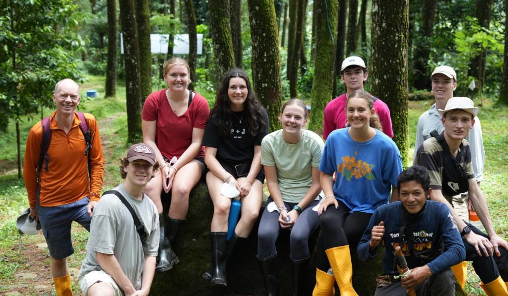 Australian students learning about ecosystems and eagle rehabilitation in PSSEJ